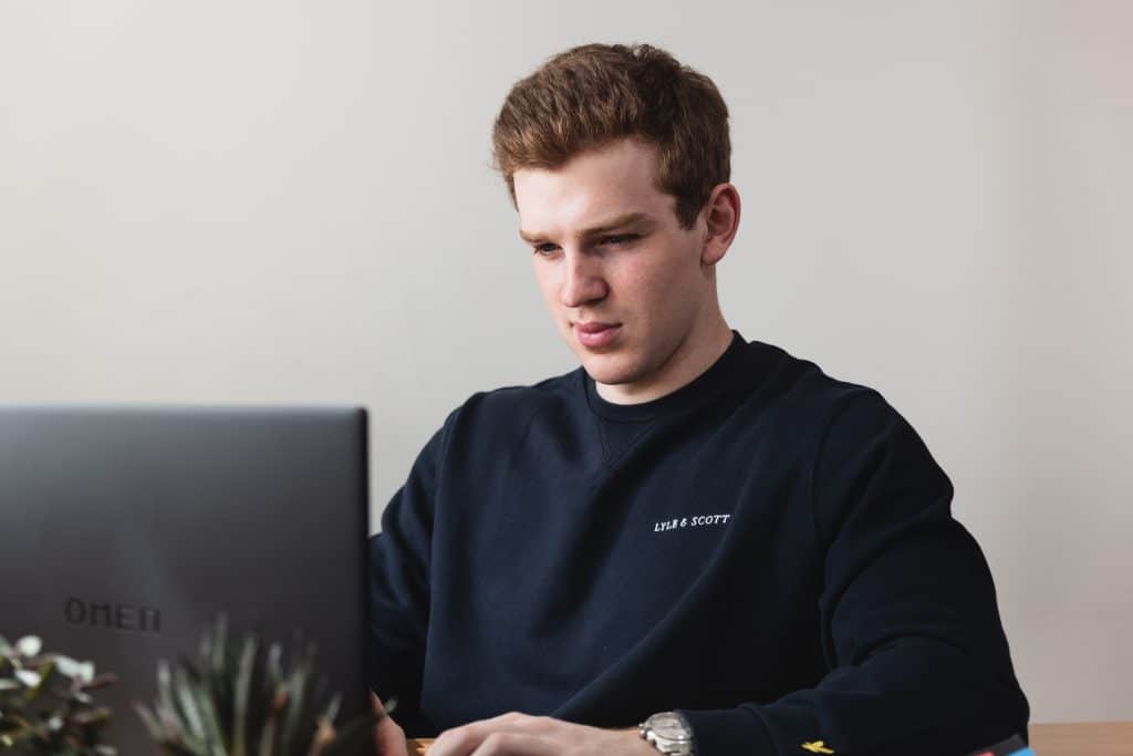 Michiel van Digimi achter zijn computer