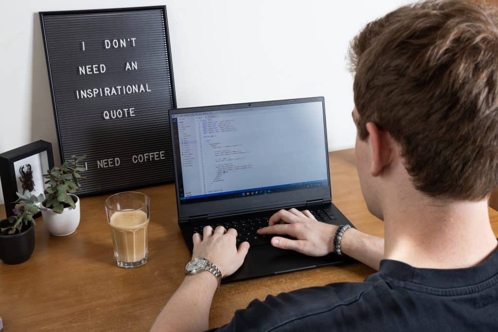 Digimi werkende aan een web project