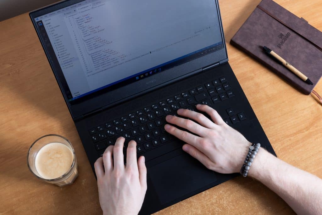 Michiel op zijn laptop bezig aan een website