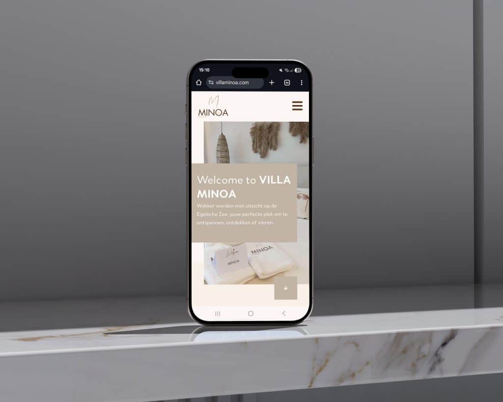 Een mockup van de Villa MINOA website op een GSM